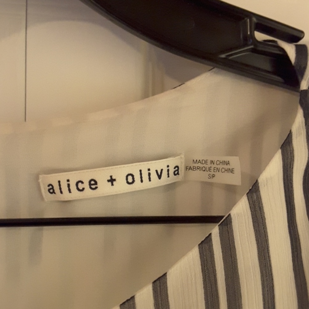 Alice +Olivia exquisite top - Picture 5 of 5